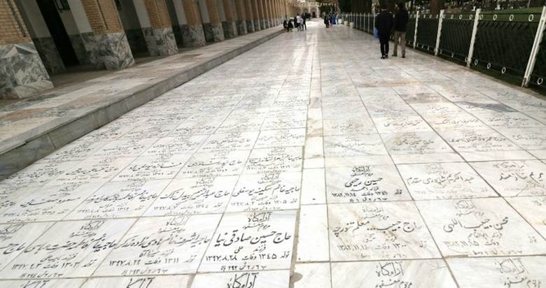 آیا در قبرستان خواجه ربیع افراد معروفی مدفون هستند؟